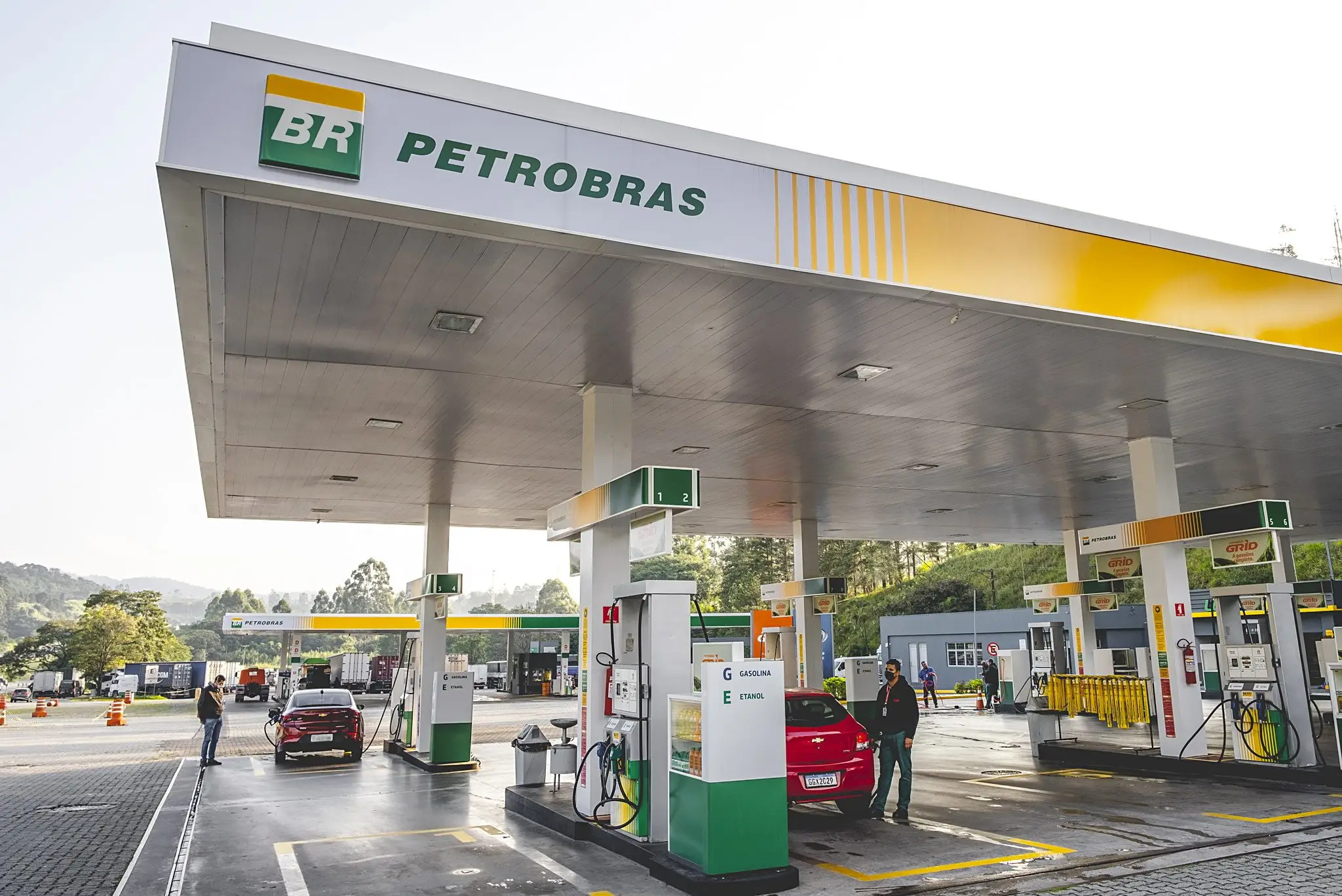 Gasolina a R$ 2,71 nas refinarias: o que muda com o novo corte da Petrobras