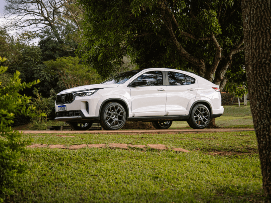 Fiat Fastback Limited lembra um Abarth. Mas o que ele entrega?