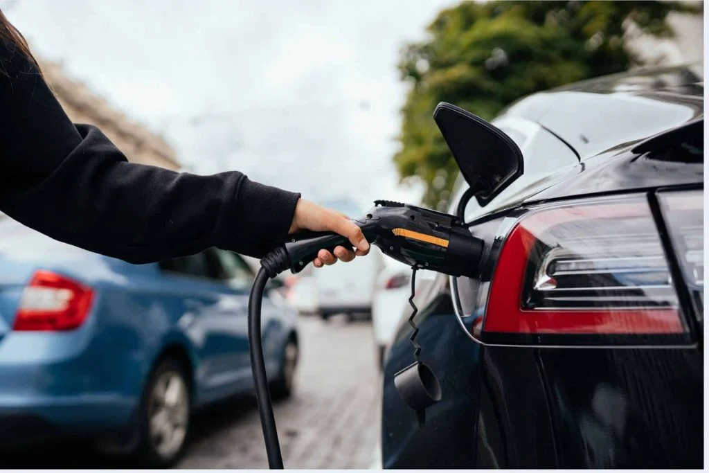 Imposto de carros híbridos e elétricos importados sobe para 35% e preços podem mudar